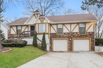 3710 N E CHAPEL DR LEES SUMMIT, MO 64064